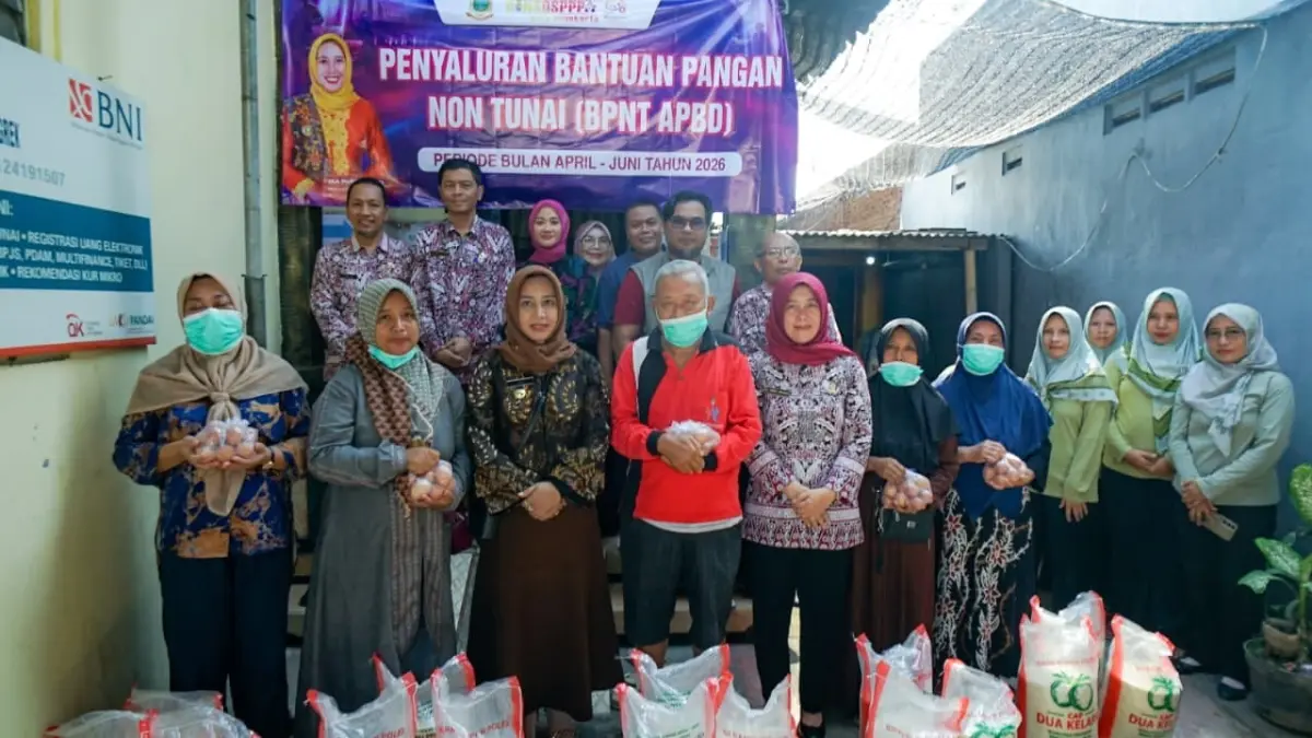 BERBASIS DATA: Wali Kota Mojokerto Ika Puspitasari bersama penerima BPNT yang bersumber dari APBD untuk periode April-Juni 2026 di Warung Anggrek, Kelurahan Surodinawan, Kecamatan Prajurit Kulon, Jumat (26/6). (dok Pemkot Mojokerto for JPRM)