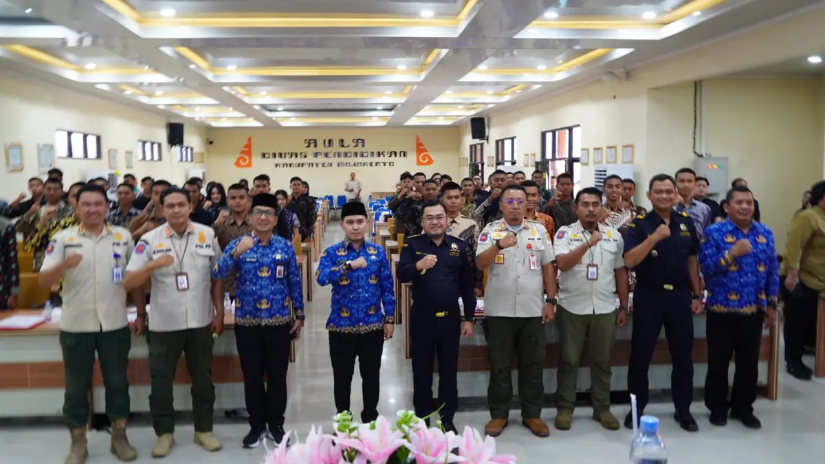 KOLABORASI: Bupati Mojokerto Muhammad Albarraa bersama Kepala KPPBC Tipe Madya Pabean B Sidoarjo Rudy Hery Kurniawan, Kepala Satpol PP Kabupaten Mojokerto M. Taufiqurrahman berkomitmen berantas rokok ilegal dalam kegiatan Sosialisasi Ketentuan di Bidang Cukai kepada Duta Pancasila Purna Paskibraka Kabupaten Mojokerto Tahun 2026, di aula kantor Dispendik Kabupaten Mojokerto, Kamis (17/9). (Dori/JPRM)