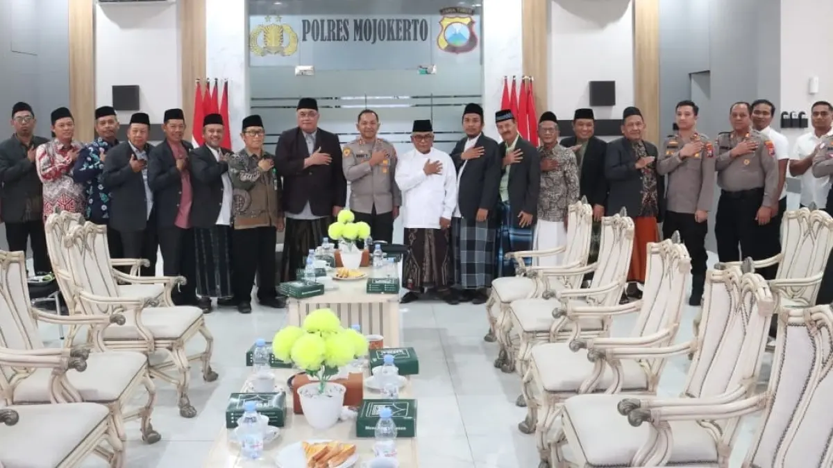 BAHAS KAMTIBMAS: Kapolres Mojokerto AKBP Andi Yudha Pranata menerima kunjungan pengurus MUI Kabupaten Mojokerto di Ruang Presisi Mapolres Mojokerto, Rabu (16/9). (Rizal/JPRM)