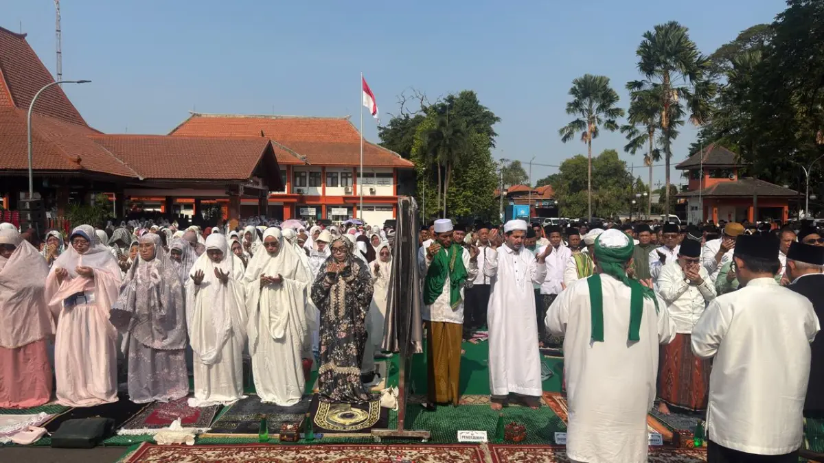 BERMUNAJAT: Gubernur Jatim Khofifah Indar Parawansa dan Bupati Muhammad Albarra bersama sejumlah ulama dan tokoh agama melaksanakan salat Istisqa dan doa bersama untuk meminta hujan di tengah kemarau panjang di halaman Pendapa Pemkab Mojokerto, Jumat (18/9). (Dori/JPRM)