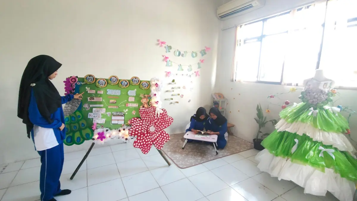 DAUR ULANG: Siswa MAN Kota Mojokerto menghias mading bertema ecotologi dengan bahan-bahan daur ulang pada rangkaian kegiatan kokurikuler.