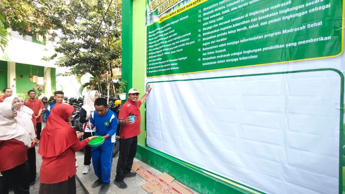 DEKLARASI: Kepala MAN Kota Mojokerto Abd. Salam membubuhkan cap tangan sebagai simbol komitmen 19 poin deklarasi Madrasah Sehat dan Bebas Sampah. (Indah/JPRM)