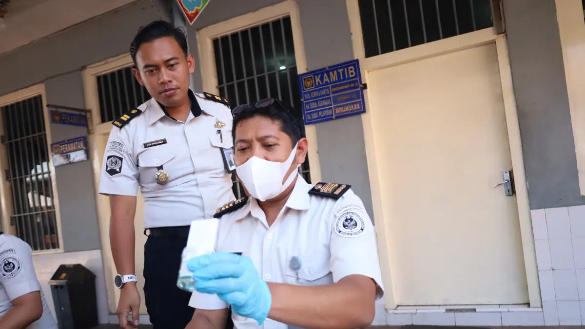 DETEKSI DINI: Puluhan napi Lapas Kelas II-B Mojokerto menjalani serangkaian tes urine pada, Selasa (15/9).