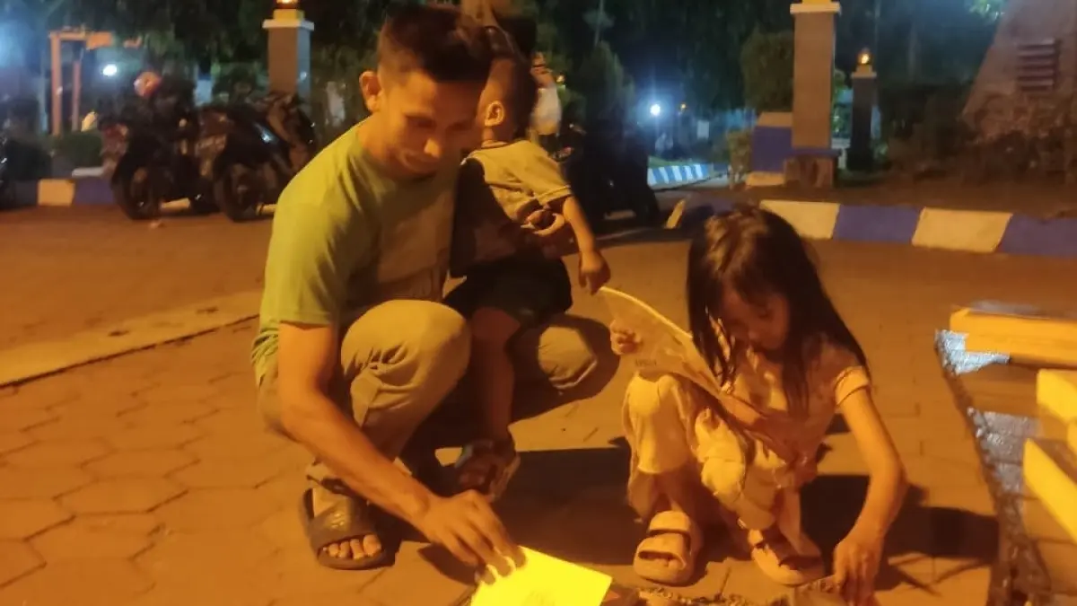 LITERASI: Pengunjung lapak Pemoeda Batja Mojosari memilih buku dan berdiskusi di Taman Lalu Lintas Mojosari.(dok Bastian Pemoeda Batja Mojosari for JPRM)