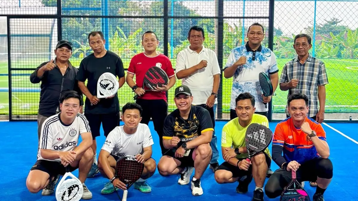 Norman Handhito bermain padel bersama rekan sejawat. (dok pribadi)