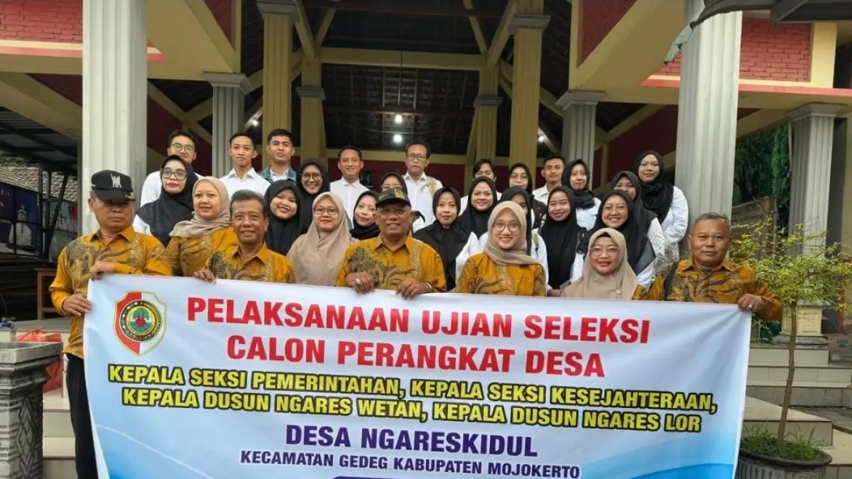 SIAP ISI FORMASI: Para peserta&nbsp;bersama panitia sebelum pelaksanaan ujian seleksi calon perangkat Desa Ngareskidul, Kecamatan Gedeg. (Oce/JPRM)