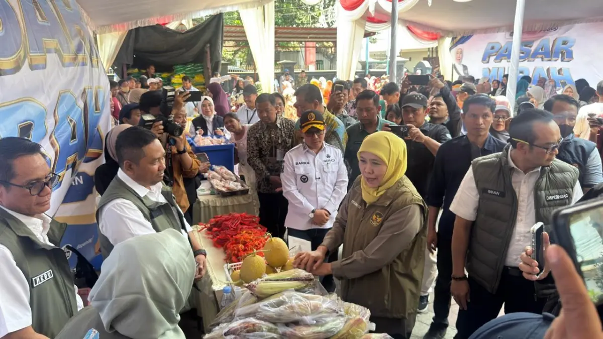 KOLABORASI: Gubernur Jawa Timur Khofifah Indar Parawansa didampingi Bupati Mojokerto Muhammad Albarraa saat meninjau pasar murah di Desa Lengkong, Kecamatan Mojoanyar, kemarin (18/9). Upaya tersebut bertujuan menekan harga kebutuhan pokok sekaligus menjaga daya beli masyarakat. (Dori/JPRM)