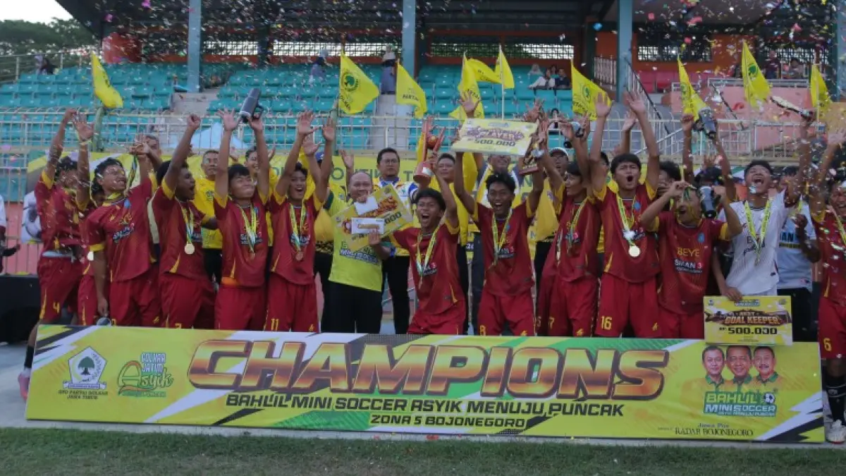DOMINAN: Pemain-pemain SMAN 3 Bojonegoro merayakan keberhasilan meraih juara pertama Turnamen Bahlil Mini Soccer Zona Bojonegoro di Stadion Letjen Soedirman (SLS), 15 September lalu. Mereka menumbangkan MAN 1 Bojonegoro di laga pemungkas dengan skor 4-0. (Andika Feriawan/Radar Bojonegoro )