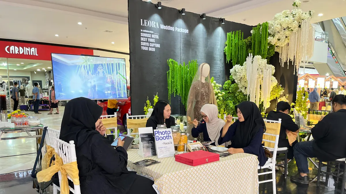 MENU:&nbsp;Pengunjung dapat melihat sekaligus mencicipi menu yang disajikan Sunrise Hotel Mojokerto dalam Wedding Showcase. (Dodik/JPRM)