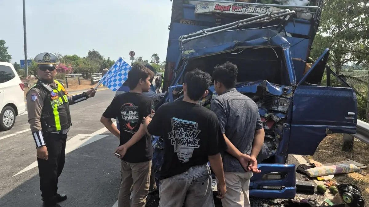 TAK BERBENTUK: Moncong truk nopol AB 8578 BD muatan alpukat ringsek usai terlibat kecelakaan di ruas Tol Surabaya-Mojokerto (Sumo) Km 712+400, Minggu (20/9).