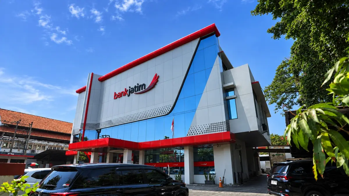 DALAM SOROTAN: Suasana kantor Bank Jatim Cabang Mojokerto di Jalan Ahmad Yani, Kota Mojokerto, kemarin (21/9). Sedianya, hari ini DPRD Kabupaten Mojokerto memanggil jajaran pimpinan bank pelat merah tersebut dalam rapat dengar pendapat. (Sofan Kurniawan/JPRM)