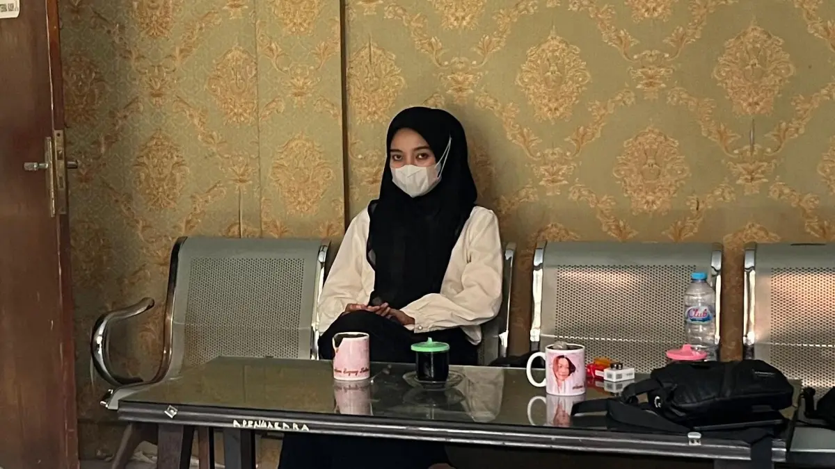 BERBELIT-BELIT: Rania Fasya, mantan sales yang terjerat kasus penipuan sebelum menjalani sidang tuntutan di Pengadilan Negeri Mojokerto, Senin&nbsp;(21/9). (Farisma/JPRM)
