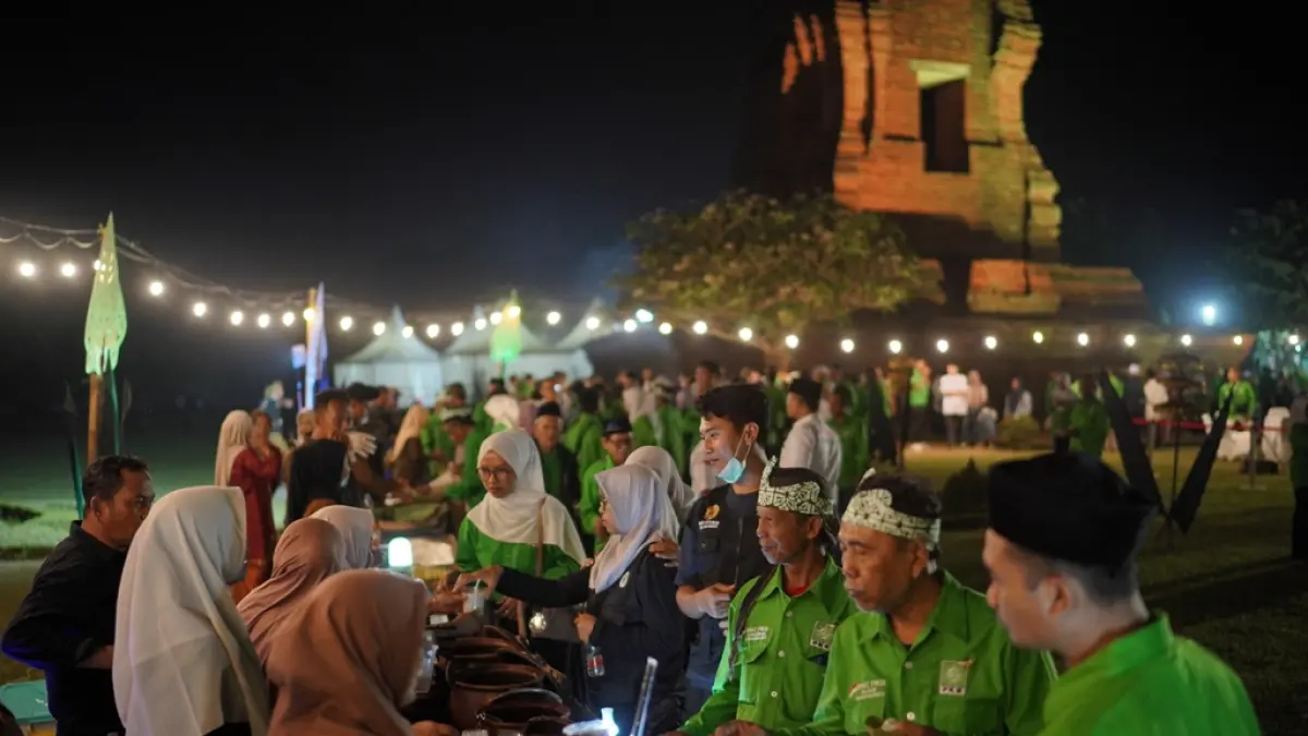 DUKUNG UMKM: Undangan dan pengunjung menikmati sajian kudapan tradisional Pasar Keramat, Desa Warugung, Kecamatan Pacet yang dihadirkan langsung di Candi Brahu, Desa Bejijong.