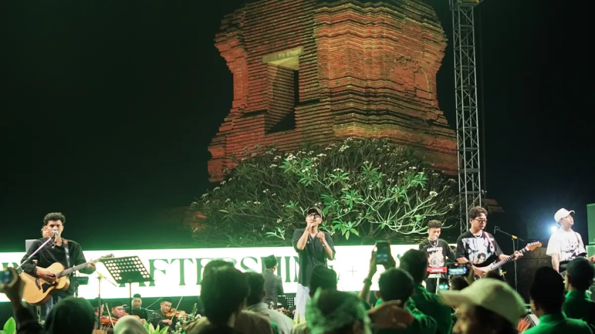 MENGHIBUR KADER: Penampilan grup musik Afthershine memberikan warna tersendiri bagi para pengurus dan kader PKB usai menjalani prosesi pengukuhan.