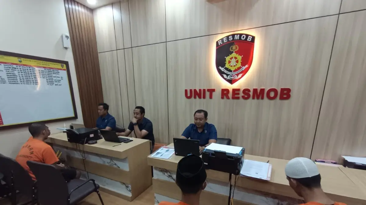 DIBONGKAR: Para tersangka kasus curanmor yang melibatkan empat pelaku dan penadah di Ruang Resmob Mapolres Mojokerto, Selasa (22/9). (Rizal/JPRM)