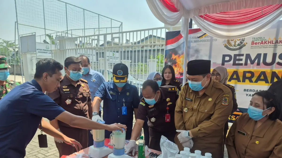 DIHANCURKAN: Jajaran Forkopimda Mojokerto ikut memusnahkan barang bukti narkotika di kantor Kejari Kota Mojokerto, Selasa (22/9).