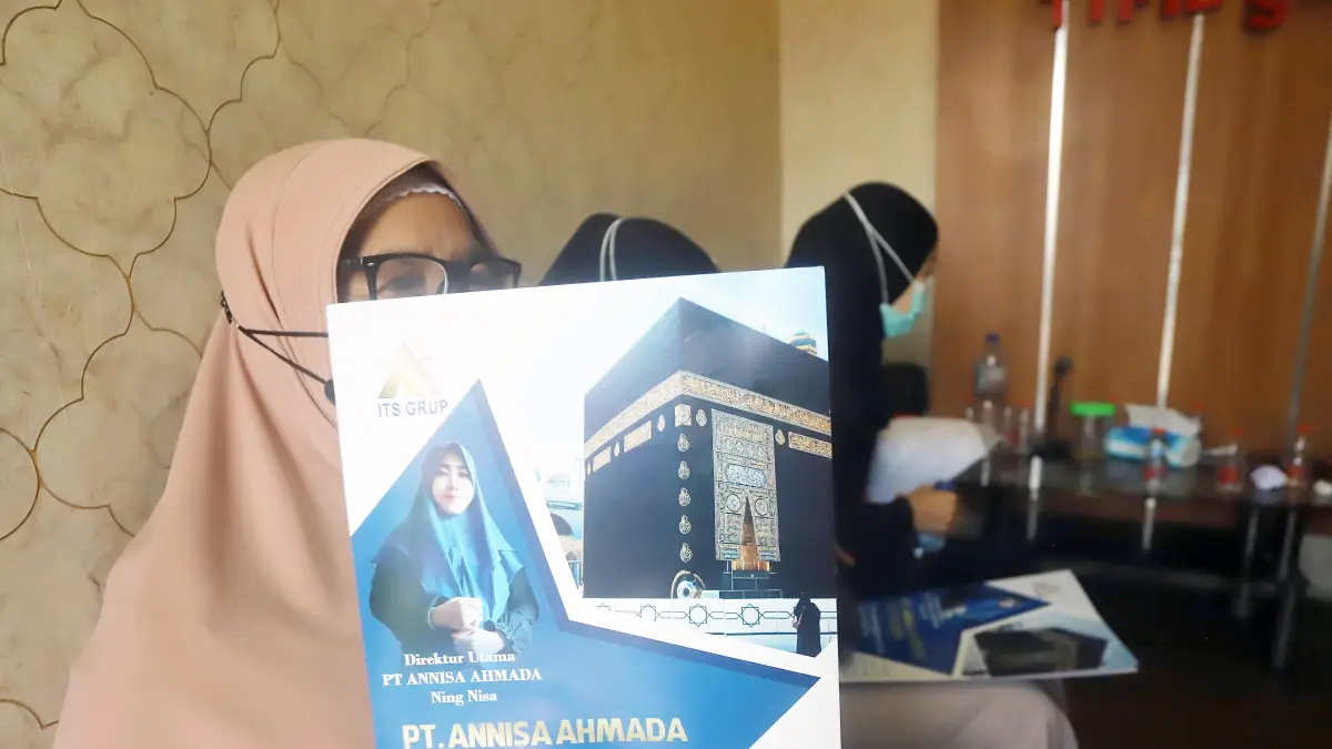 DIPIDANAKAN: Para CJU PT Annisa Ahmada Travelindo menunggu giliran melapor ke Unit IV Satreskrim Polres Mojokerto Kota, Senin (21/9). (Sofan Kurniawan/JPRM)