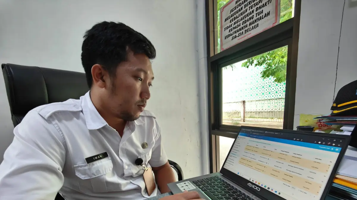 JADI ATENSI: Kabid Penanganan Fakir Miskin Dinsos Kabupaten Mojokerto Iwan Bagus Pratama membeberkan data penerima bansos yang dicoret akibat terondikasi Judol, di kantor dinsos.