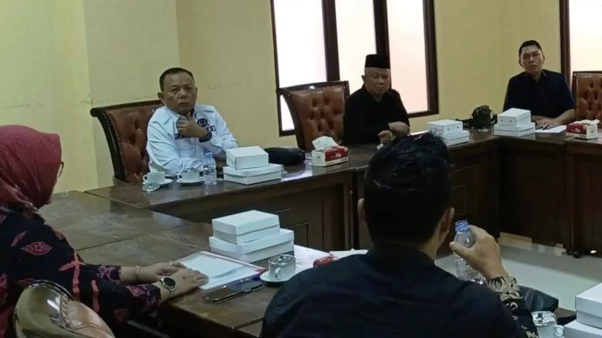 JADI SOROTAN: Pimpinan Cabang Bank Jatim Cabang Mojokerto Siska Dian Permatasari saat mengikuti RDP dengan Komisi II DPRD Kabupaten Mojokerto di kantor dewan, Selasa (22/9). (Dori/JPRM)