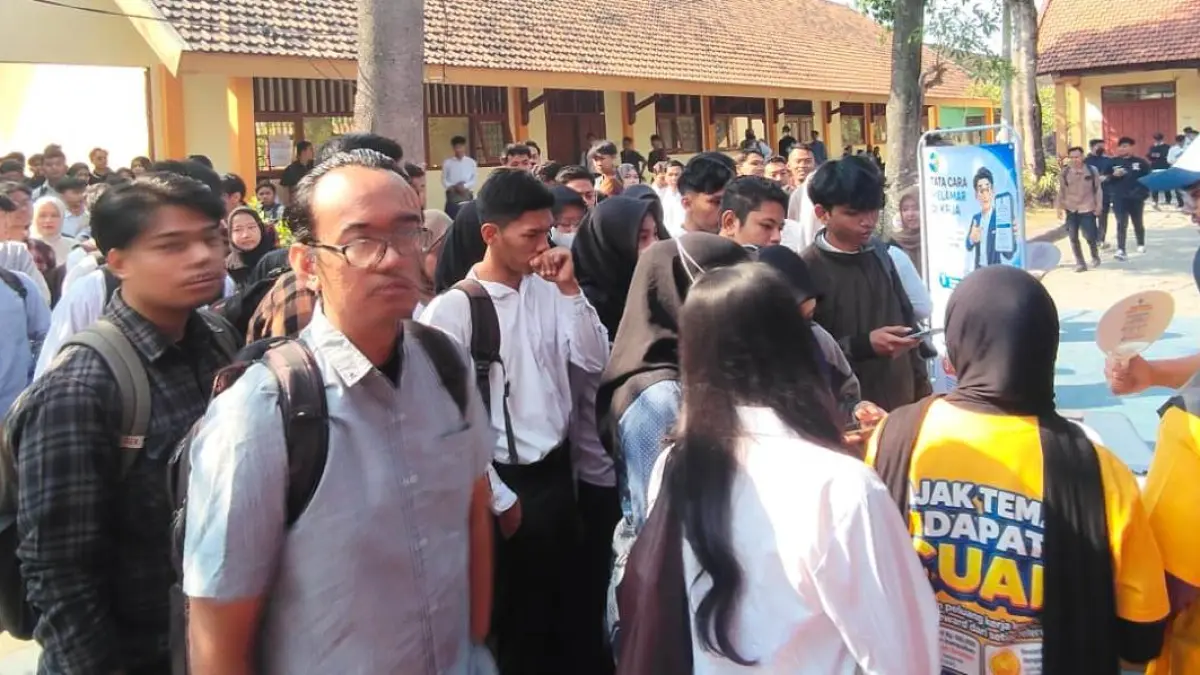 JARING PELUANG:&nbsp;Sejumlah pencaker mengantre di stan job fair yang digelar SMKN 1 Jetis, beberapa waktu lalu. Hingga kini, tracer study alumni SMK di Mojokerto Raya masih dalam tahap pendataan. (Indah/JPRM)