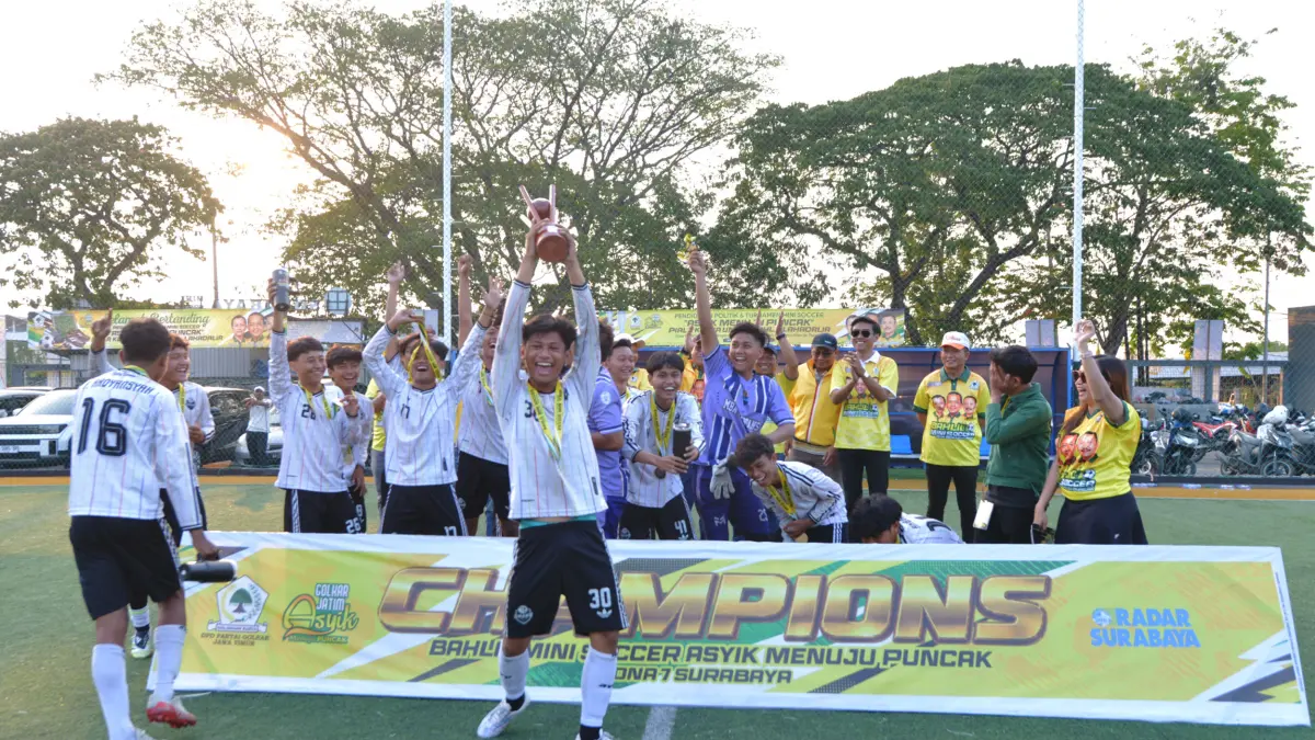 KETAT SAMPAI AKHIR: Para pemain SMA Muhammadiyah 10 Surabaya merayakan predikat juara pada Turnamen Bahlil Mini Soccer Asyik Menuju Puncak Zona 7, Selasa (22/9) sore. (ANDY SATRIA/RADAR SURABAYA)