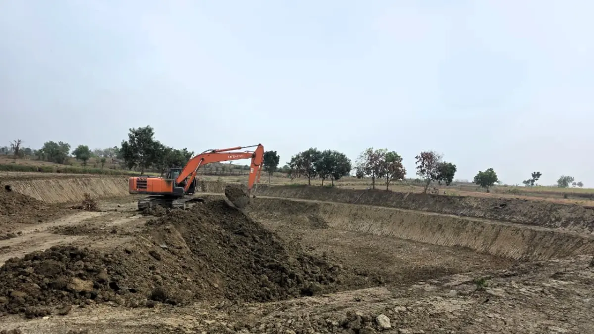 PERCEPATAN: Dinas PUPR Kabupaten Mojokerto menargetkan proyek normalisasi Waduk Windu, Desa Cinandang, Kecamatan Dawarblandong, tuntas pekan depan. (Martda/JPRM)