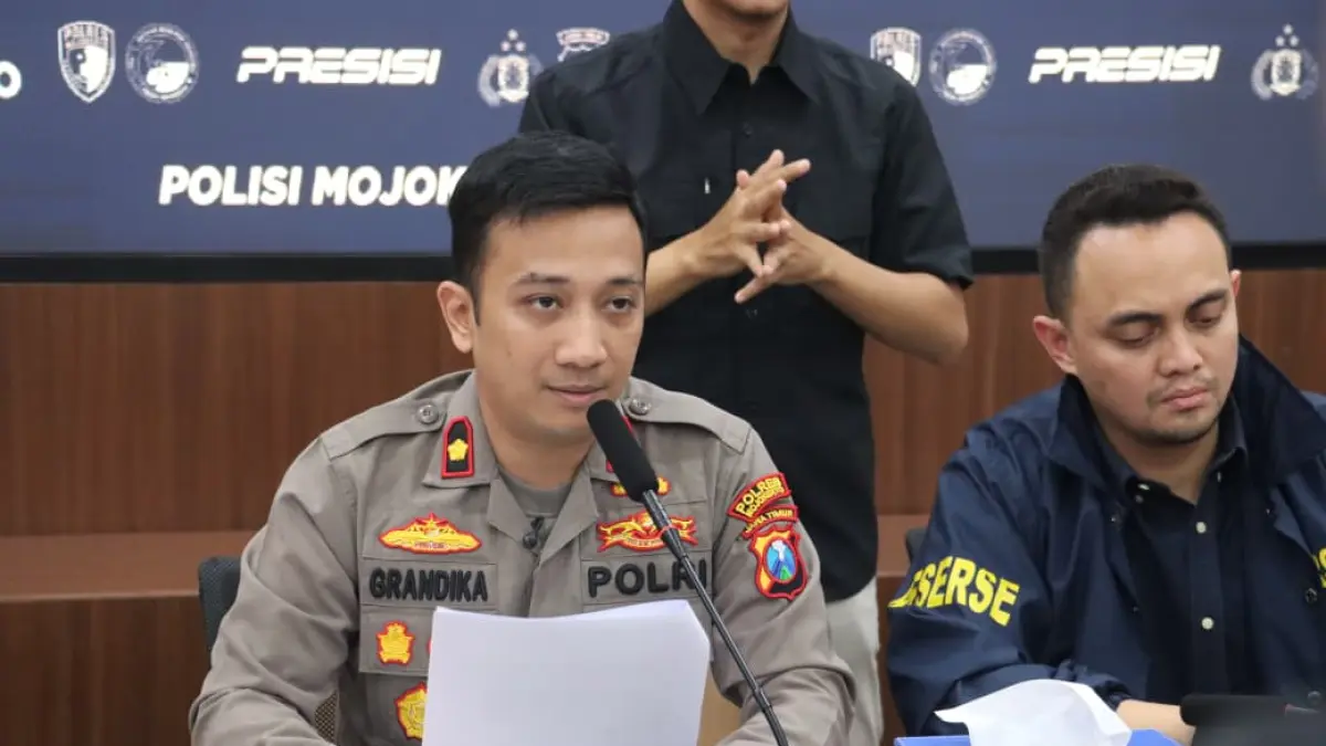 DIBONGKAR: Wakapolres Mojokerto Kompol Grandika Indera Waspada didampingi Kasat Reskrim AKP Aldhino Prima Wirdhan memaparkan ungkap kasus curanmor yang melibatkan empat pelaku dan penadah di Ruang Sanika Satyawada, Mapolres Mojokerto, Selasa (22/9). (Rizal/JPRM)

-