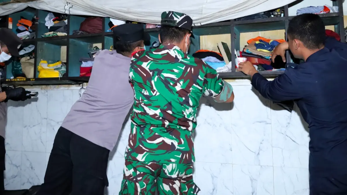 DIGELEDAH: Petugas gabungan memeriksa sel penjara Lapas Mojokerto saat menggelar razia, Selasa (22/9) malam. (Martda/JPRM)