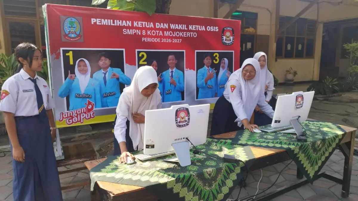 HAK PILIH: Siswa SMPN 8 Mojokerto melakukan e-voting pada Pemilihan Ketua dan Wakil Ketua OSIS periode 2026-2027, pekan lalu. (Indah/JPRM)