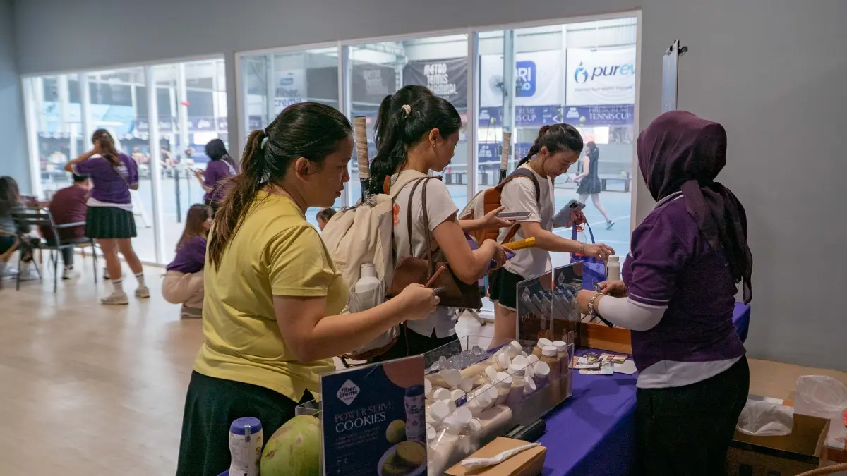 Peserta dan Pengunjung FiberCreme Tennis Cup 2026 menukarkan voucher dengan makanan dan minuman.