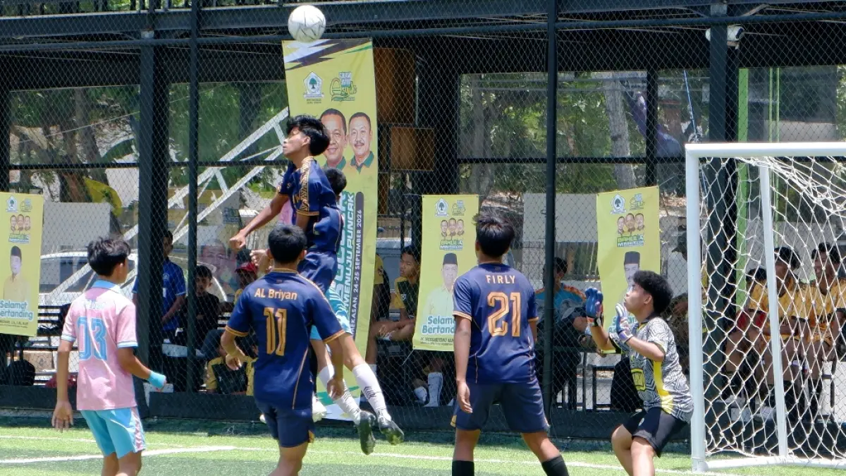 ADU KUAT: Pemain SMAN 2 Sumenep dan SMAN 2 Pamekasan berupaya menjangkau bola dalam laga 16 besar di Puri Dewata Mini Soccer, Kamis (24/9). (FAHMI JALIL/RADAR MADURA)