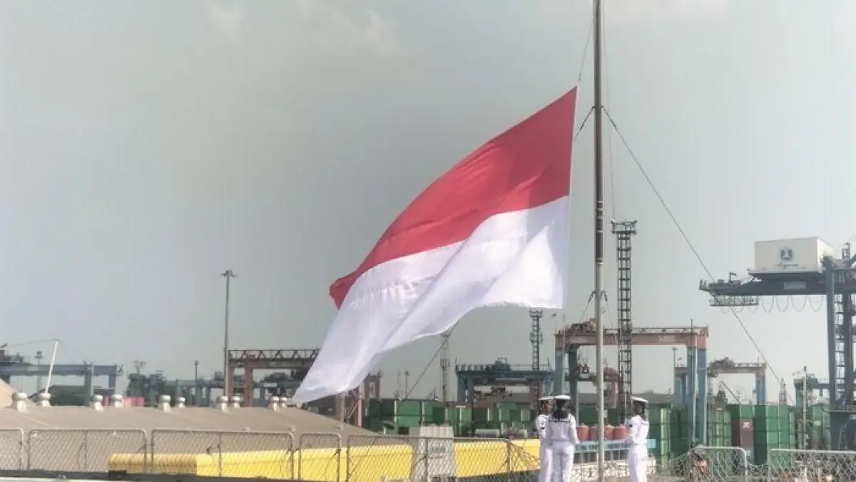 Bendera merah putih dikibarkan di atas kapal induk KRI Sriwijaya-100 (Foto: detiknews.com)