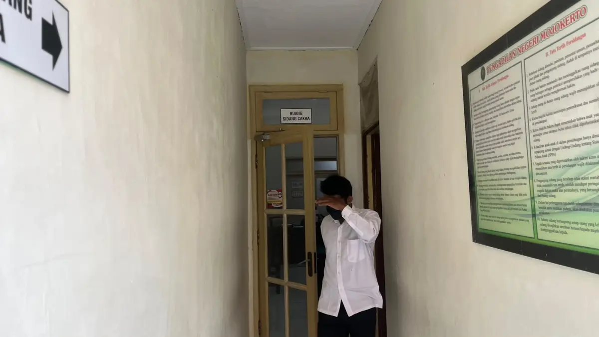 DIHUKUM PIDANA: Terdakwa kasus pelecehan seksual, RR, saat menjalani sidang putusan di Pengadilan Negeri Mojokerto, Kamis (23/9). (Farisma/JPRM)