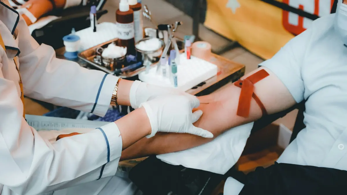 Donor darah sebagai bentuk kepedulian sosial yang kaya akan manfaat. (Foto: Nguyễn Hiệp/Unsplash)