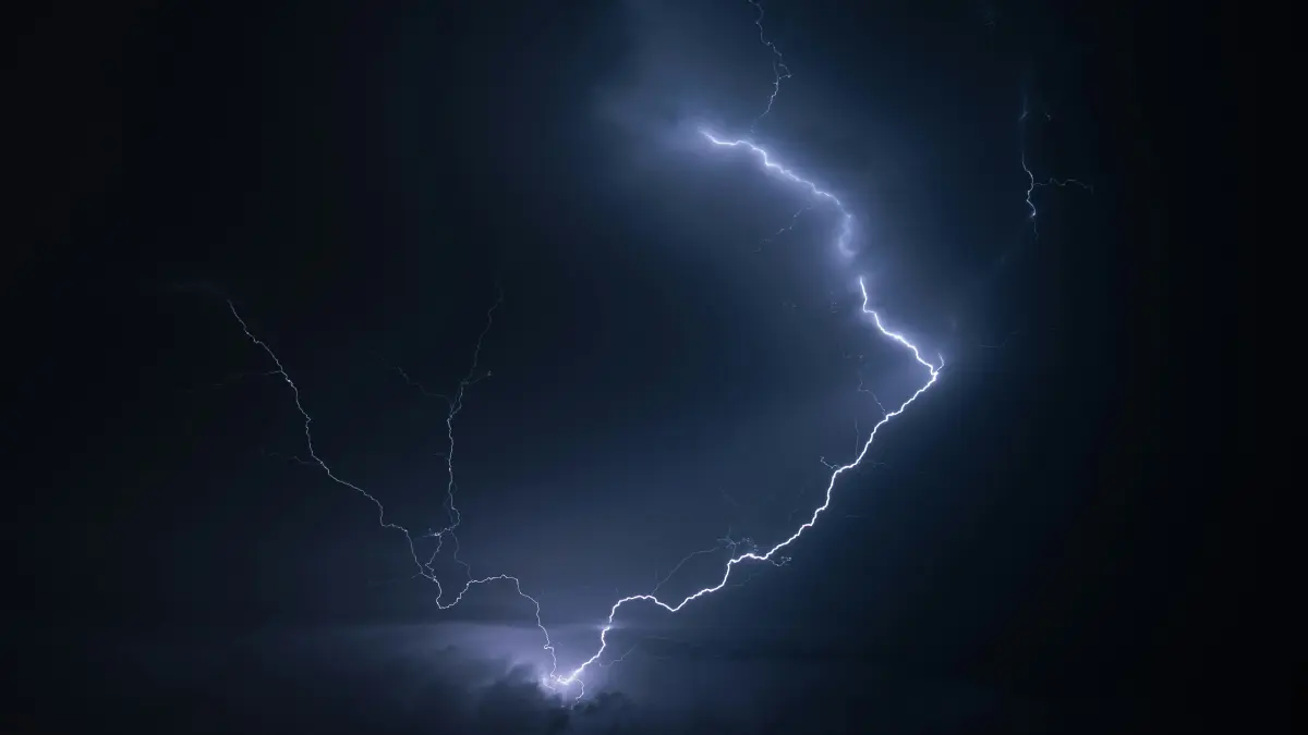 Pahami berbagai informasi mengenai prakiraan cuaca, peringatan dini, hingga informasi iklim yang disediakan oleh BMKG. (Foto: Slava Auchynnikau/Unsplash)