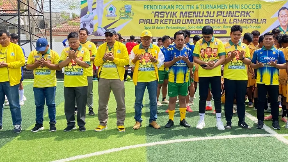 KOMPAK: Ketua Panitia Bahlil Mini Soccer Arif Fathoni (topi kuning), Direktur JPRM Abdul Aziz (empat dari kiri) bersama pengurus DPD Partai Golkar Jatim dan pengurus DPD Partai Golkar se-Madura memanjatkan doa bersama para peserta. (FAHMI JALIL/RADAR MADURA)