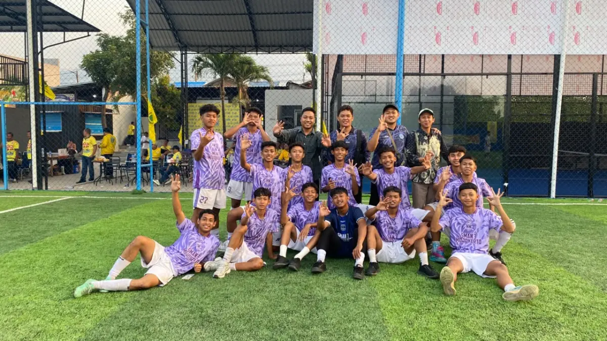 SEMANGAT BERTANDING: Tim mini soccer SMAN 3 Mojokerto usai bertanding dalam Turnamen Bahlil Mini Soccer Asyik Menuju Puncak di Asri Sport Centre Ngoro, Kabupaten Mojokerto. (Indah/JPRM)
