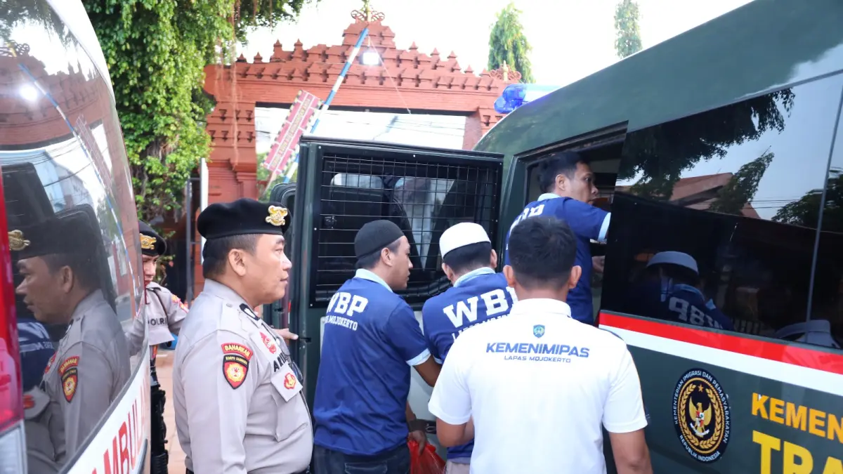 DIKAWAL POLISI: Proses pemindahan puluhan napi Lapas Mojokerto ke Lapas Madiun dikawal ketat kepolisian, Jumat (25/9). (Martda/JPRM)