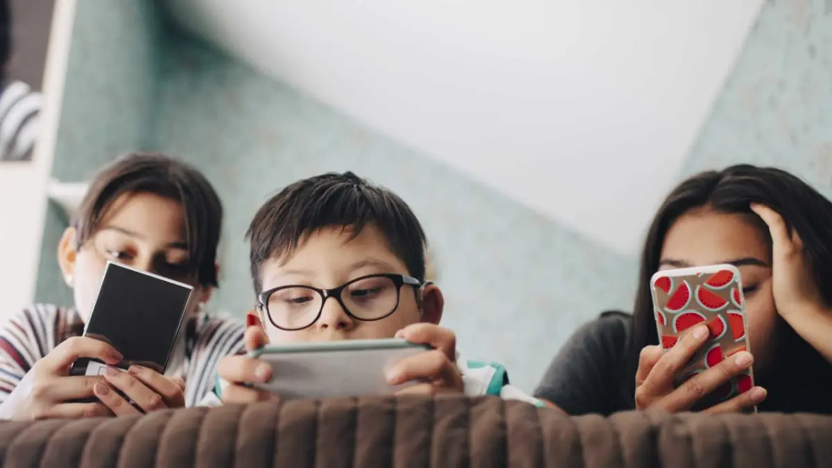 Pola Belajar dan Perilaku Anak Saat Ini Cenderung di Jalankan Oleh Media Sosial (Eraspace)