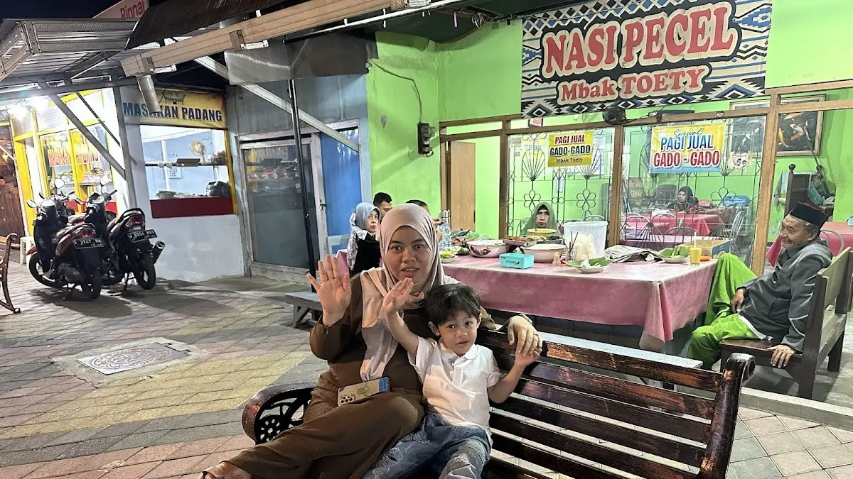 Nasi Pecel Mbak Toety, warung andalan warga Mojokerto yang ingin makan pecel dan gado-gado tempo dulu.