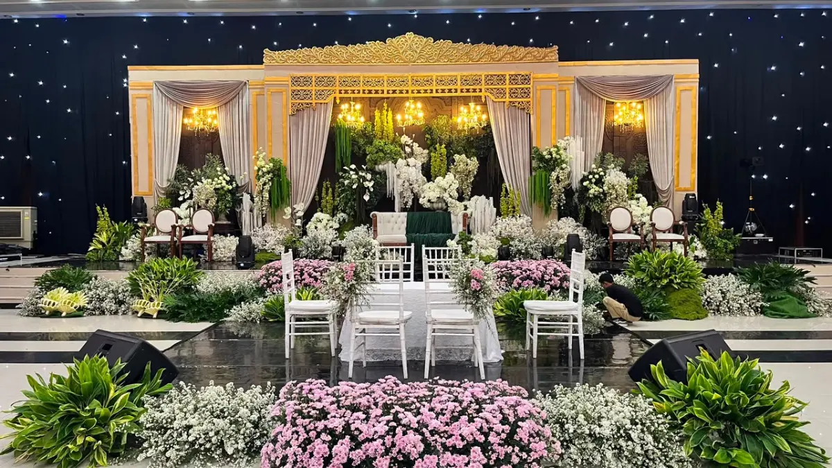 Penggunaan bunga artificial menjadi dominan dalam dekorasi pernikahan.