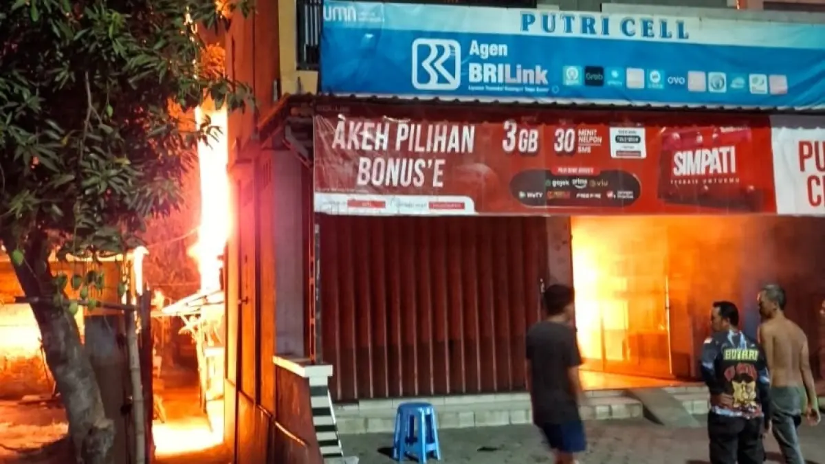 BERKOBAR:&nbsp;Api yang melalap ruko konter HP di Dusun Kemlagi Timur, Desa/Kecamatan Kemlagi, Kabupaten Mojokerto, berkobar usai terjadi korsleting listrik, Sabtu (26/9) tengah malam. (Martda/JPRM)