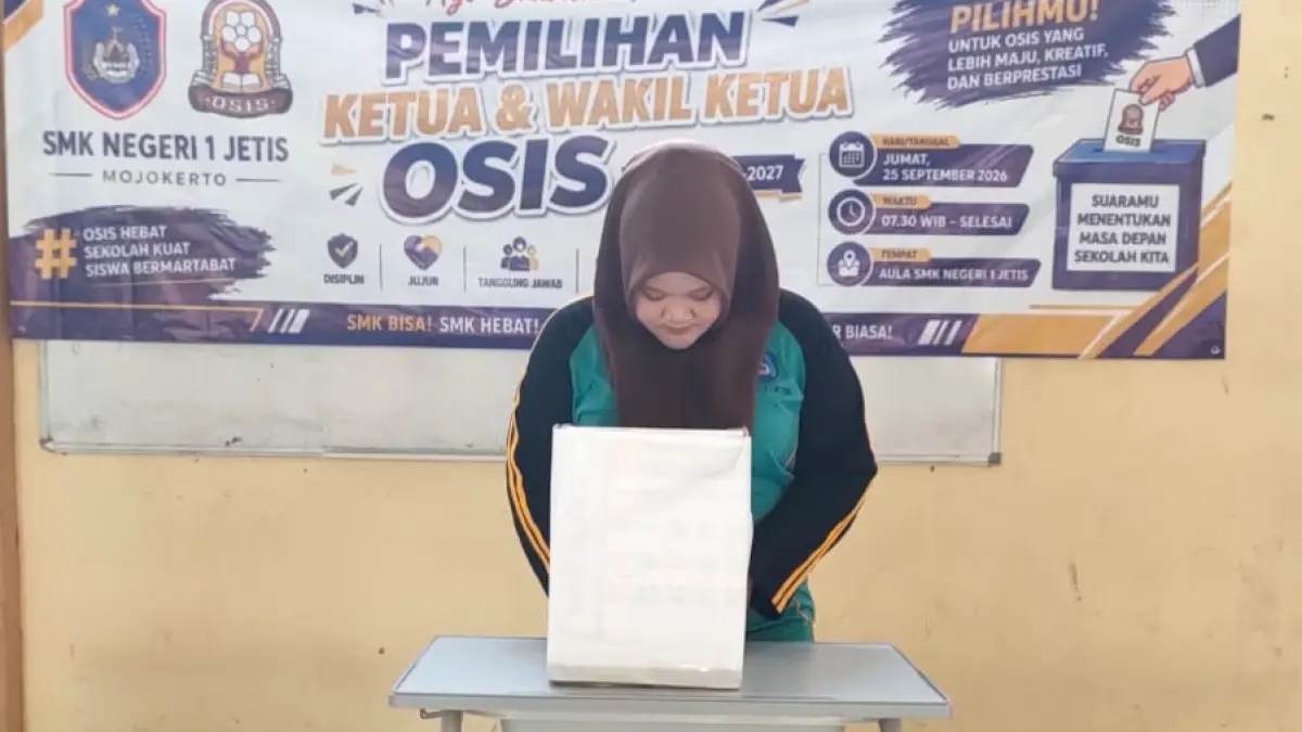 HAK PILIH: Siswa SMKN 1 Jetis memasukkan surat suara ke kotak suara saat Pemilihan Ketua dan Wakil Ketua OSIS Periode 2026-2027.