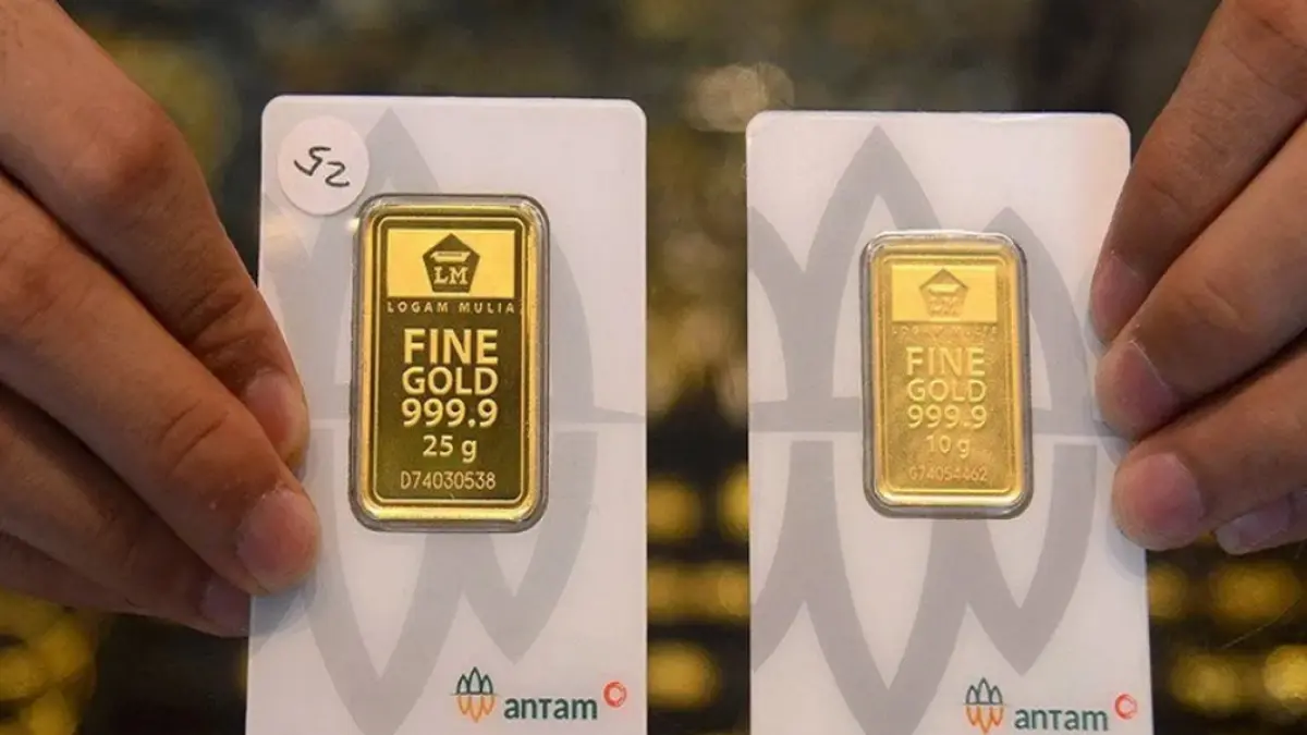 Harga emas Antam hari ini tercatat Rp2.613.000 per gram dengan harga buyback Rp2.438.000 per gram.