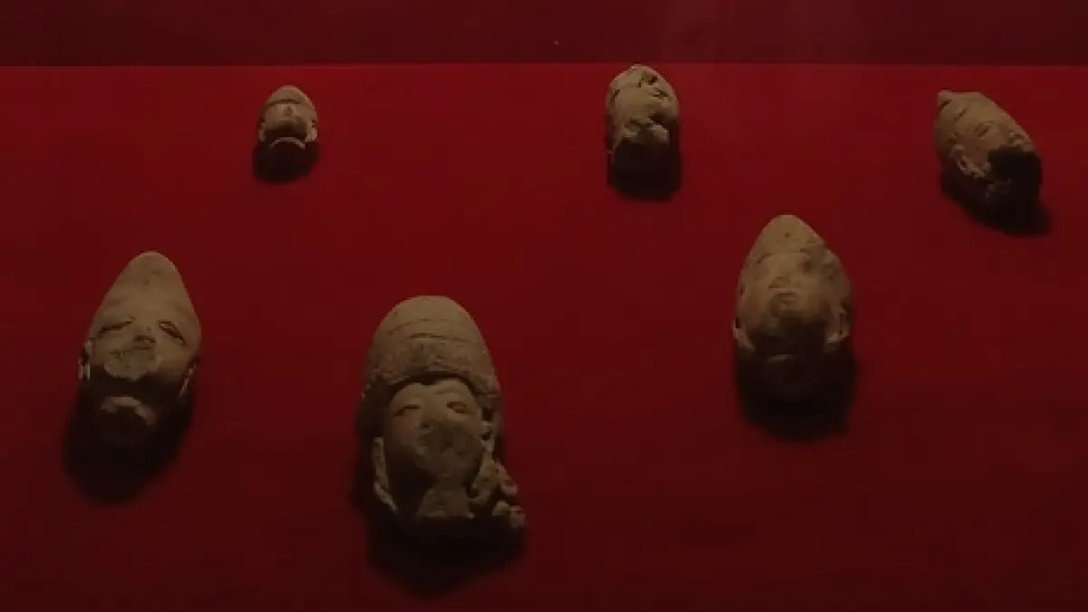 JEJAK DIPLOMASI: Figurin atau patung dari tanah berbentuk figur orang asing di Kerajaan Majapahit koleksi Museum Majapahit, Trowulan. (Adi/JPRM)