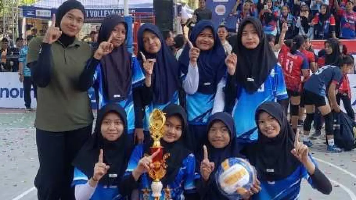KOMPAK: Kekompakan tim voli putri SDIT Permata menjadi kunci sukses meraih Juara 1 Mini Volleyball Tournament Mojokerto.&nbsp; (Indah/JPRM)