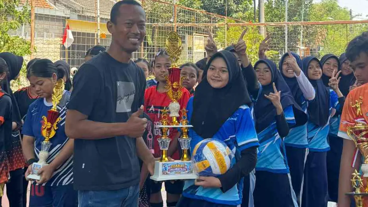 KOMPAK: Kekompakan tim voli putri SDIT Permata menjadi kunci sukses meraih Juara 1 Mini Volleyball Tournament Mojokerto.&nbsp; (Indah/JPRM)