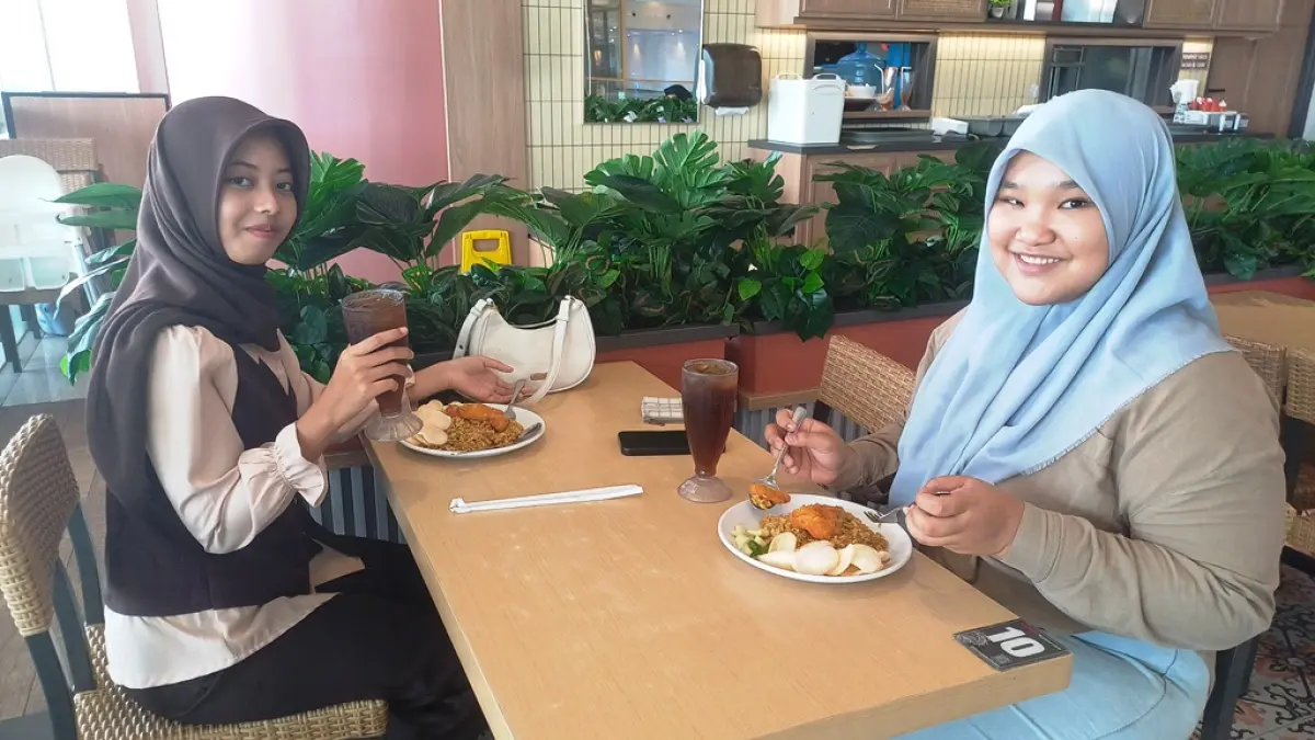 MANJAKAN CUSTOMER: Pengunjung Sunrise Mall Mojokerto menikmati program promo di Warung Kuliner 69 Sunrise Mall Mojokerto 2, Minggu (27/9).