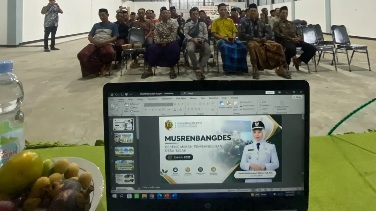 PAPARAN PROGRAM: Musrenbangdes tentang Rencana Kerja Pemerintah Desa (RKPDes) TA 2027 dan Daftar Usulan RKPDes Tahun 2028 yang digelar Pemdes Bicak, Kecamatan Trowulan, Kamis (24/9). (Indah/JPRM)