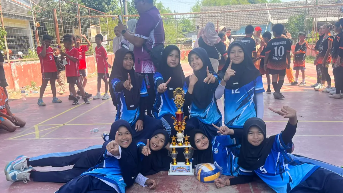 SUKSES: Delapan siswi SDIT Permata berhasil keluar sebagai Champions pada Final Mini Volleyball Tournament Mojokerto.